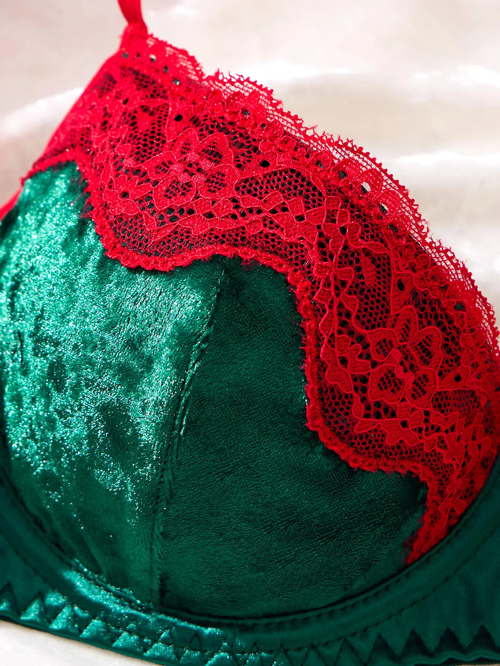 Style personnalisé de Noël, ensemble de sous-vêtements sexy en vert et rouge, avec un style string. Carnavals de Noël Sexy Bra ZA825175