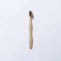 Brosse à dents en bambou infusée au charbon de bambou