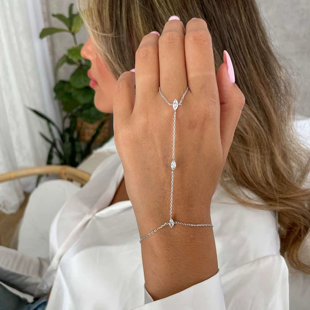 Bracelet sans doigts minimaliste en zircon taille marquise ultra glamour