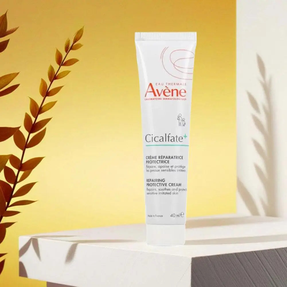 La crème réparatrice Avene Barrier hydrate, améliore la sécheresse, apaise la sensibilité et les rougeurs et répare la barrière cutanée endommagée