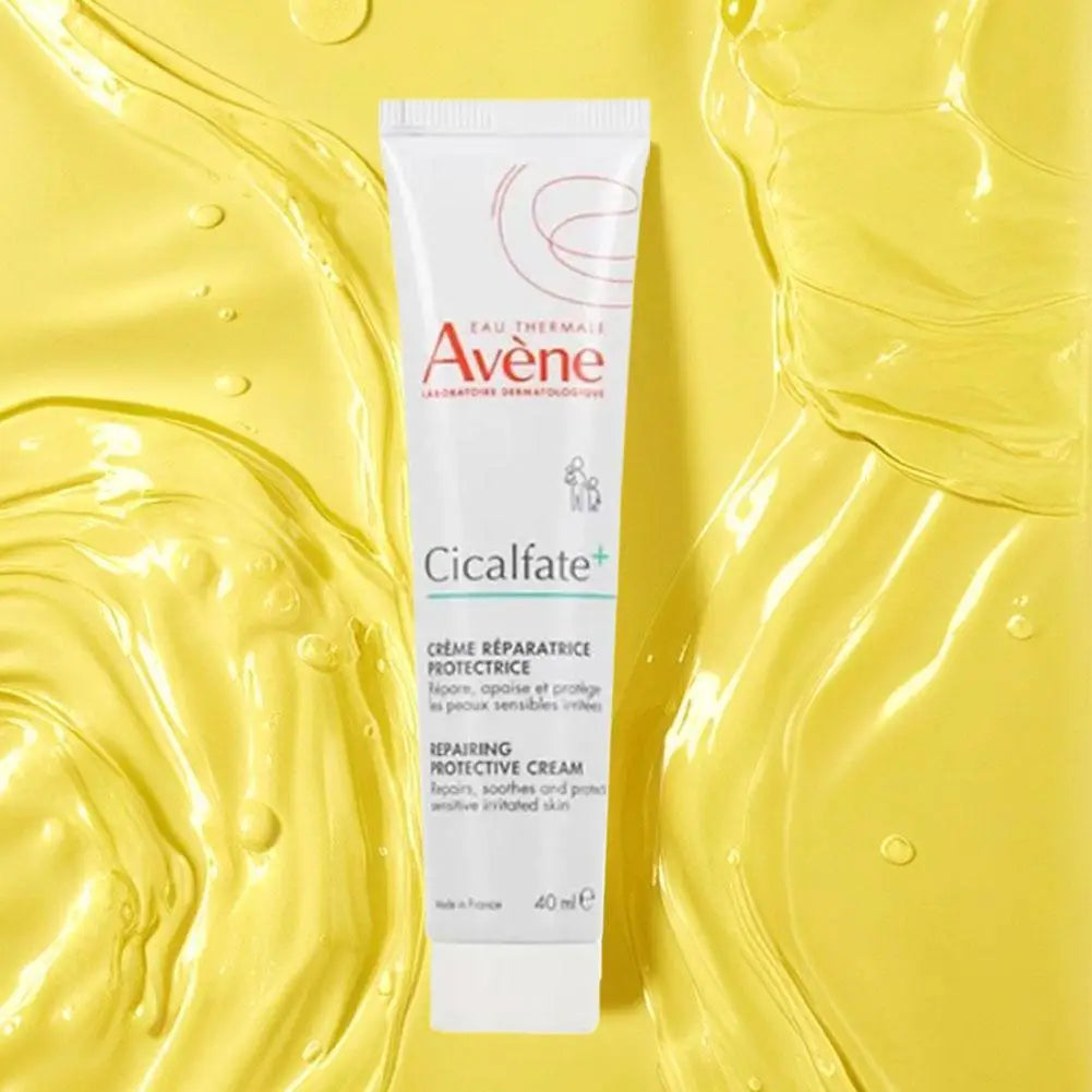 La crème réparatrice Avene Barrier hydrate, améliore la sécheresse, apaise la sensibilité et les rougeurs et répare la barrière cutanée endommagée